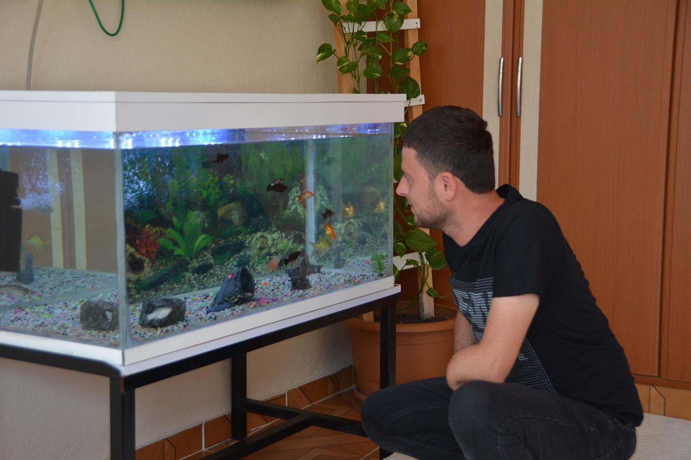 Kollarını kaybeden genç yetkililerden ve hayırseverlerden yardım bekliyor Kollarını kaybeden genç yetkililerden ve hayırseverlerden yardım bekliyor